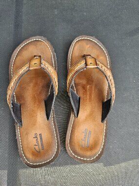 Clarks size 7 brown sandals/flip flops